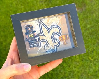 Scatola delle ombre Lego ispirata ai Saints da 3x4 pollici - regali per tifosi di calcio - regali per lui - regali per lei - arredamento per ufficio - arredamento per caverne umane - scatole delle ombre - chi è - regali