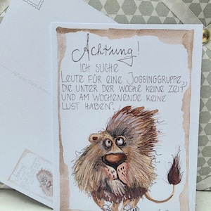 Peut inclure: Une carte postale avec une illustration dessinée à la main d'un lion portant des baskets. Le lion a une crinière et une queue brunes. Le texte en allemand dit : "Attention ! Je recherche des personnes pour un groupe de jogging qui n'ont pas le temps en semaine et pas envie le week-end."