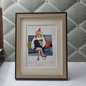 Könnte beinhalten: Ein Aquarellbild eines Cartoon-Huhns in einem schwarzen Kleid und roten Schuhen, das auf einem blauen und orangefarbenen Sofa sitzt und ein Martini-Glas hält. Der Text unter dem Bild lautet "Konigreich mit 4 Buchstaben? SOFA."