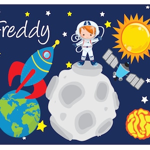 Peut inclure: Une fusée bleue et rouge, une lune blanche avec des cratères, une terre bleue et verte, un soleil jaune, un satellite bleu et blanc, et un astronaute blanc avec un casque rouge debout sur la lune. Le texte "Freddy" est écrit en blanc sur un fond bleu foncé.