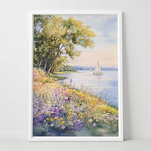 Puede incluir: Pintura a la acuarela de una serena escena junto al lago. Un velero navega sobre el agua, con coloridas flores silvestres y árboles a lo largo de la orilla. La obra de arte está enmarcada en un borde blanco.