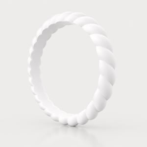 Op de afbeelding: Een effen witte ring met een doorlopend gedraaid touwpatroon rondom de gehele omtrek. De band heeft een gladde, matte afwerking en een uniforme dikte, wat een cirkelvorm creëert met een consistent ontwerp over het gehele sieraad.