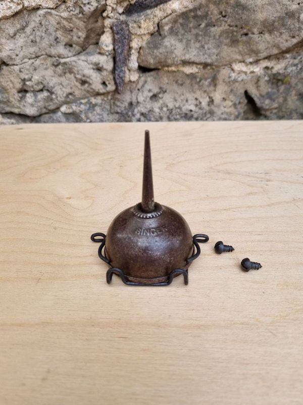 Petite Burette à Huile Singer En Tôle - Vintage - Occasion En Bon état - France