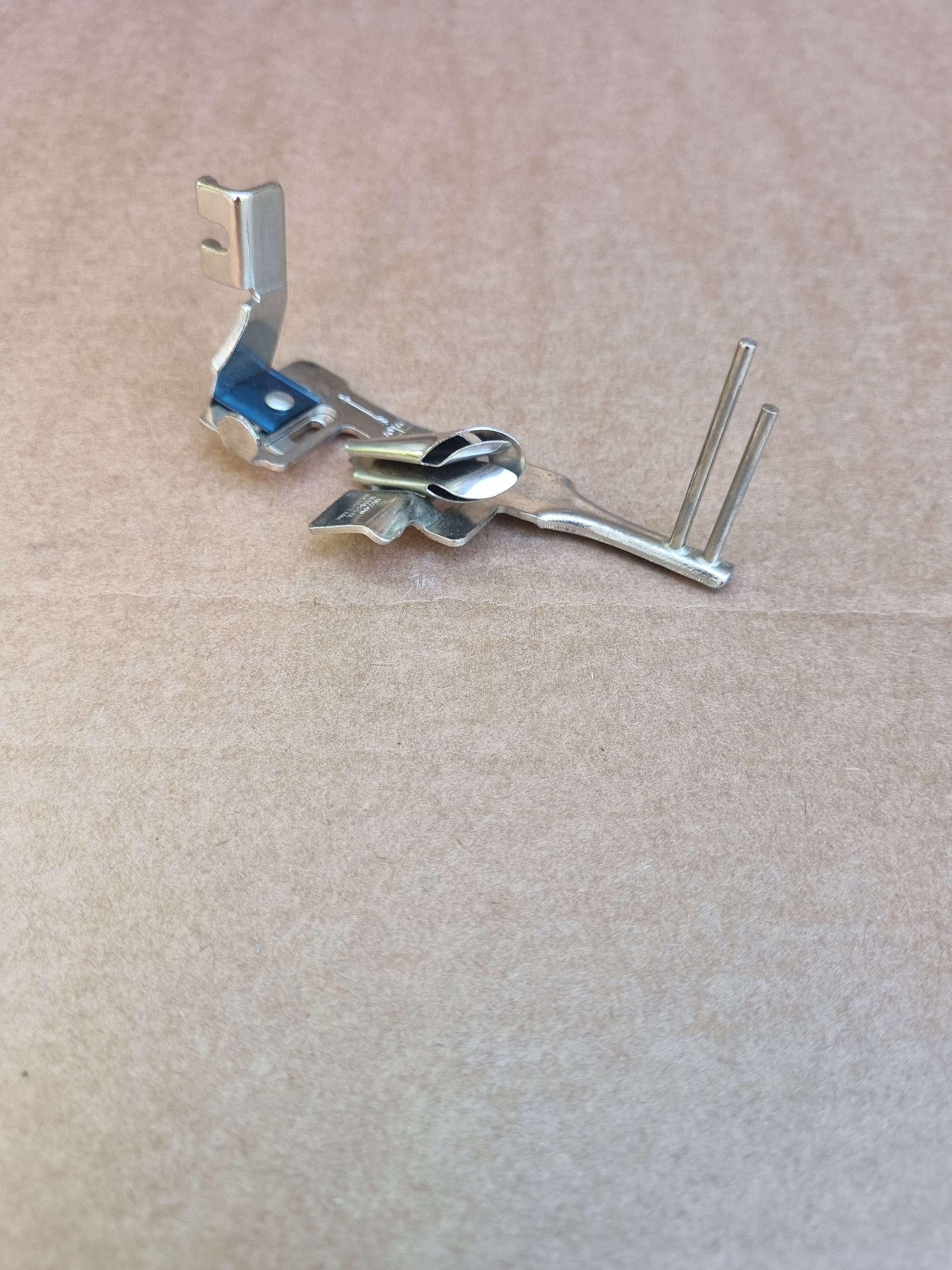 Singer 670G,Original Binder Foot With Tape Pins - Slant Shank