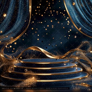 Puede incluir: Un fondo digital con un escenario escalonado azul marino, ribete dorado y una textura de terciopelo azul marino. Cintas doradas y luces brillantes adornan la escena, con un fondo de cortina azul oscuro. El texto en la parte inferior dice "DIGITAL BACKGROUND | HIGH RESOLUTION | DOWNLOAD INSTANTLY".