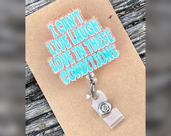 Witziger Ausweishalter mit Aufdruck „Ich kann unter diesen Umständen nicht leben, lachen und lieben“, sarkastischer Arbeitsausweis, einziehbarer Ausweishalter mit Korallenglitzer, Geschenk für Kollegen