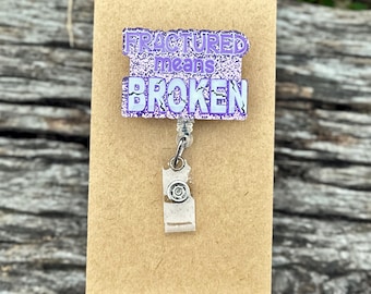 Porta badge ortopedico divertente, clip intercambiabile per infermieri, tecnici, chirurghi, idea regalo per ufficio. Fratturato significa rotto.