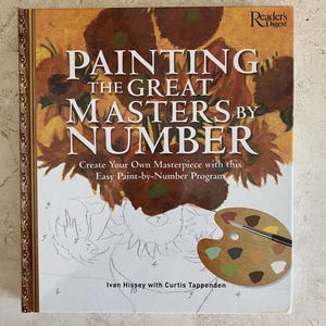 Op de afbeelding: Een Reader's Digest boek getiteld "PAINTING THE GREAT MASTERS BY NUMBER". De omslag toont een zonnebloemschilderij met tekst. Het boek belooft een eenvoudig schilderen-op-nummer programma. Een houten palet en penseel zijn zichtbaar.