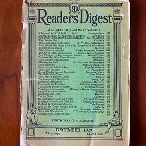Puede incluir: Una revista Reader's Digest de diciembre de 1929. La portada muestra el título de la revista, una lista de artículos y el precio. La portada está envejecida y desgastada.