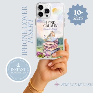 Op de afbeelding: Transparante iPhone-hoes insert met een aquarelontwerp. Het ontwerp bevat de tekst "I FIND CALM IN Jehovah's Word", een vogel op boeken, bloemen en een zachte lucht. Ontworpen voor transparante hoesjes.