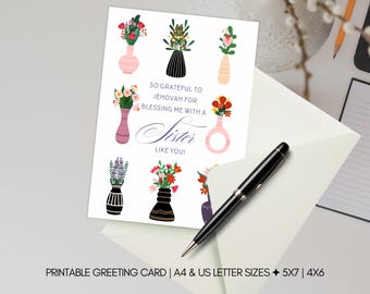 Puede incluir: Una tarjeta de felicitación blanca con ilustraciones de jarrones florales y el texto "SO GRATEFUL TO JEHOVAH FOR BLESSING ME WITH A Sister LIKE YOU!". Un bolígrafo negro descansa sobre un sobre blanco. Tarjeta de felicitación imprimible.