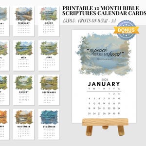 Puede incluir: Un conjunto de tarjetas de calendario imprimibles de 2026, cada una con un mes, una cita de las Escrituras y arte de paisaje en acuarela. La tarjeta de enero se muestra en un pequeño caballete de madera. El texto "HIS peace GUARDS MY heart" es visible.