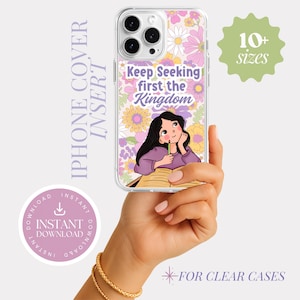 Può includere: Custodia trasparente per iPhone con un design floreale in rosa, giallo e bianco. La custodia presenta un'illustrazione di una ragazza con i capelli neri, che tiene una matita e un libro, con il testo "Keep Seeking first the Kingdom".