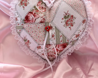 Almohada con forma de corazón con motivos florales y estilo shabby chic