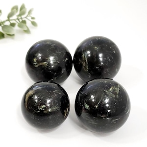 Astrophyllite Crystal Sphere: een zeldzame parel van mystieke schoonheid en spiritueel inzicht