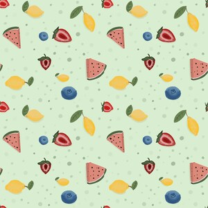 Può includere: Motivo ripetuto di frutta ad acquerello su sfondo verde chiaro. Il design include fette di anguria, fragole, limoni e mirtilli. La frutta è sparsa con piccoli punti grigi.