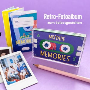Op de afbeelding: Een klein fotoalbum met een geel en blauwe kaft getiteld Mixtape Memories, een doorzichtig plastic cassettehoesje met een bijpassende inlay, twee vierkante instant foto's met mensen en een lichtroze potlood op een paarse ondergrond.