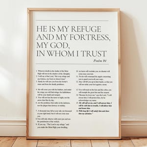 Może przedstawiać: Oprawiony wydruk z tekstem "HE IS MY REFUGE AND MY FORTRESS, MY GOD, IN WHOM I TRUST" czarną czcionką. Wydruk zawiera wersety z Psalmu 91. Rama jest w kolorze jasnobrązowym, a tło białe.