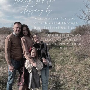 K&ouml;nnte beinhalten: Eine vierk&ouml;pfige Familie steht in einem Feld, mit dem Text "thank you for stopping by" oben. Der Text darunter lautet "our prayers for you to be blessed through this Biblical wall art." Zus&auml;tzlicher Text bittet um eine positive Bewertung.
