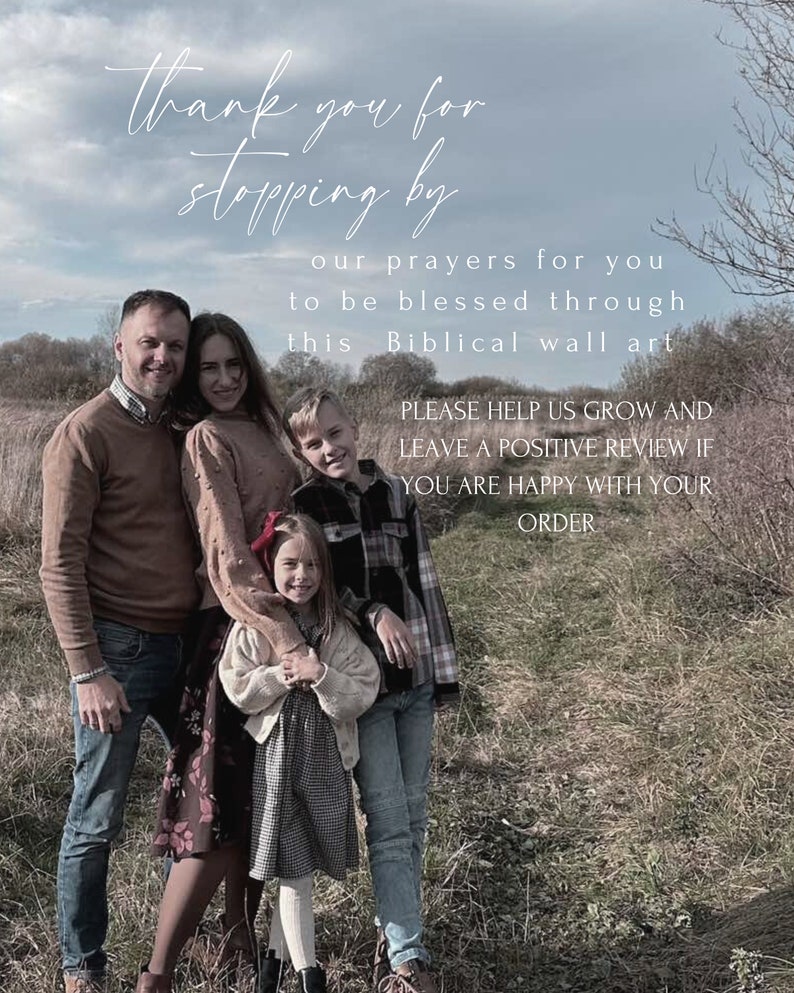 K&ouml;nnte beinhalten: Eine vierk&ouml;pfige Familie steht in einem Feld, mit dem Text "thank you for stopping by" oben. Der Text darunter lautet "our prayers for you to be blessed through this Biblical wall art." Zus&auml;tzlicher Text bittet um eine positive Bewertung.