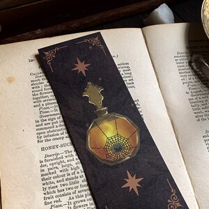 Marque-page bouteille toile d&#39;araignée | Marque-pages sombres universitaires | Effrayant | Recyclé | Potion | Gobelincore | Gothique | Witchcore | RPG Fantastique Halloween