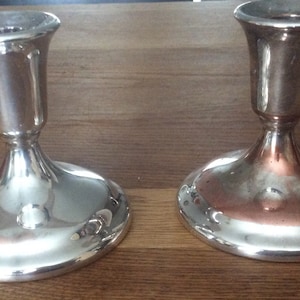 Par de candelabros plateados de International Silver Company