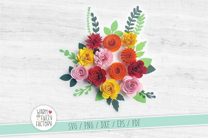 Puede incluir: Un ramo de flores de papel en tonos rojos, naranjas, amarillos y rosas. Las flores est&aacute;n dispuestas en un patr&oacute;n circular y rodeadas de hojas verdes. Las flores est&aacute;n hechas de papel y tienen una apariencia tridimensional en capas. El fondo es una superficie de madera blanca. El texto "Warm and Fuzzy Factory" es visible en la esquina inferior izquierda de la imagen. El texto "SVG / PNG / DXF / EPS / PDF" es visible en la esquina inferior derecha de la imagen.