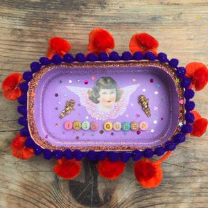 Puede incluir: Un juego de tres cuencos apilables de cerámica en tonos azules, verdes y blancos. Los cuencos presentan un esmalte moteado y un diseño sencillo y moderno. El cuenco más grande mide unos 15 cm de diámetro.