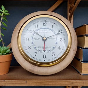 Reloj de mareas de madera torneada a mano / Maderas mixtas, decoración náutica de pared para surfistas y marineros.