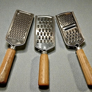 Grattugia con manico in rovere per whisky irlandese: strumento tornito a mano per parmigiano, noce moscata e formaggio da una botte di whisky irlandese, idea regalo gourmet