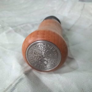 幸運の6ペンスまたはアイルランドの3ペンスビットが付いたワインボトルストッパー。年を選択してください。