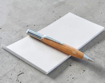 Bolígrafo rollerball artesanal de roble, fabricado con duelas de barrica de whisky: un instrumento de escritura único.