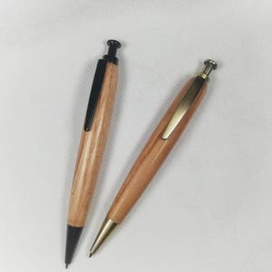 Caneta esferográfica de carvalho exclusiva, feita de aduelas de barril de uísque - presente perfeito para entusiastas de canetas