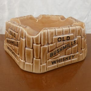 Decoración de bar: Cenicero vintage de whisky Bushmills, regalo de cerámica irlandesa para bares, decoración de cerámica para coleccionistas de pubs.