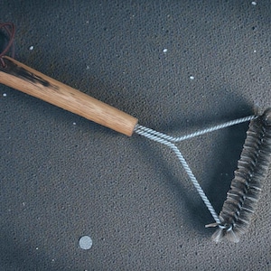 Premium BBQ cleaning brush with oak handle from Irish whiskey barrel, perfect grill masters gift & handcrafted BBQ tool