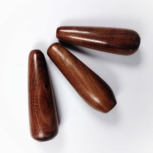 Tirador de luz de madera de nogal hecho a medida para baño – Tirador de madera moderno torneado a mano para un baño elegante, ventilador, cortina o persiana