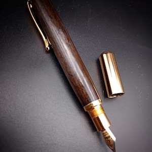 Stylo plume haut de gamme en chêne irlandais des tourbières - Cadeau unique tourné à la main pour la fête des pères, les garçons d'honneur, la retraite ou un bureau