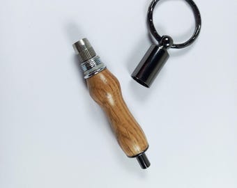 Presente para Fumantes de Charuto: Cortador de Charutos em Formato de Chaveiro com Cabo em Formato de Barril de Uísque – Acessório de Bolso Exclusivo para Amantes de Uísque