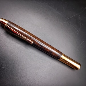 Stylo roller premium tourné à la main, plaqué or 24 carats, tourné à partir de chêne des tourbières irlandaises