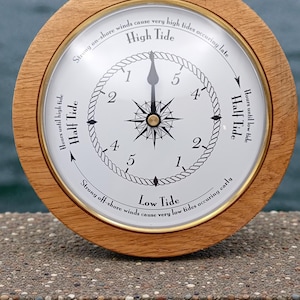 Reloj de mareas de madera torneada a mano, decoración náutica costera.
