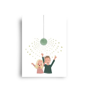 Op de afbeelding: Twee mensen met hun armen omhoog dansen onder een discobal met gouden confetti die om hen heen valt.