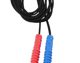 Cordón Zilla de Chubuddy con paquete de instalación. Se adhiere a la mayoría de las sudaderas. Juguete sensorial con capucha. Cuerda masticable para sudadera. No tóxico. Fabricado en EE. UU.