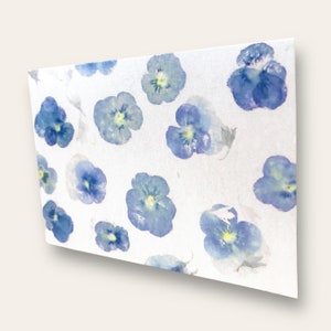 Cartes martèlement de fleurs de pensée bleue - Cartes pour toutes les occasions - Cadeau pour elle - Fait main et blanc à l'intérieur