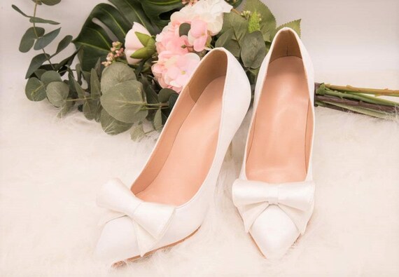 white bow shoes