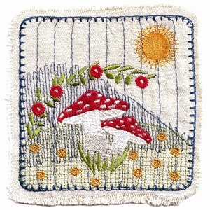 Peut inclure: Patch brodé avec une scène fantaisiste de deux champignons rouges et blancs, des feuilles vertes, des baies rouges et un soleil jaune sur un fond de lin beige.