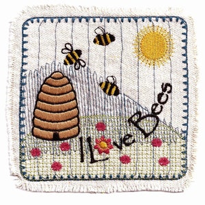 Peut inclure: Un ensemble de trois mugs en céramique avec un glaçage moucheté de couleur crème. Chaque mug présente un motif peint à la main différent : une feuille bleue et verte, une fleur jaune et une baie rouge. Les mugs ont une forme simple et arrondie.