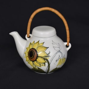 Hilkka-Liisa Ahola for Arabia, Finland, Sunflower / Sun Rose teapot - 1955 design