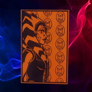 以下が含まれることがあります： SFフランチャイズのキャラクターの黒いシルエットが描かれた長方形のオレンジ色のグラフィック。背景はオレンジ色で、フクロウのデザインが繰り返されています。背景は青と赤のグラデーションです。