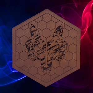 以下が含まれることがあります： オオカミの頭のデザインが施された、六角形の木製コースター。オオカミの顔は幾何学模様と濃いアクセントでエッチングされています。コースターはハニカムの背景を持っています。背景は青と赤のグラデーションです。