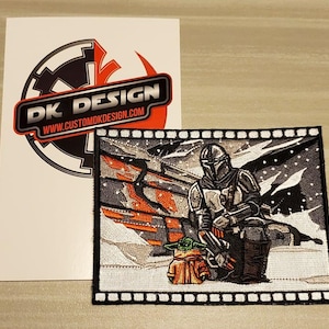 Puede incluir: Parche bordado con un personaje mandaloriano de Star Wars, con un casco y sosteniendo un arma, de pie junto a un pequeño personaje alienígena verde. El parche tiene un borde negro con un diseño de tira de película.